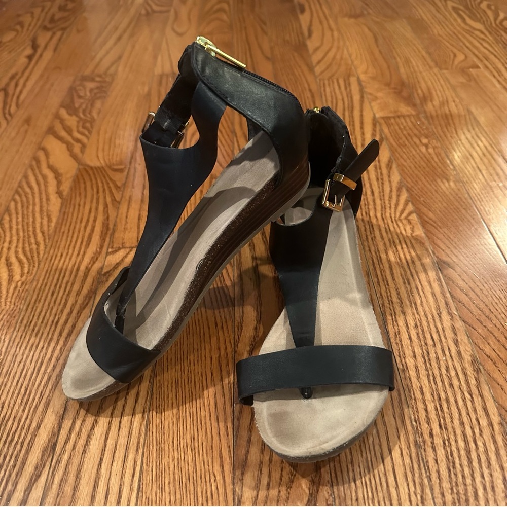 Kenneth Cole Reaction “Great Love” wedge sandal with zipper detail. EUC Size 6.5